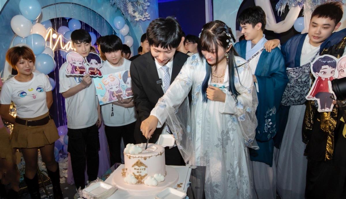 ​梦泪跟兮兮领结婚证了！爱情长跑终得喜果，AG超玩会将全员到齐