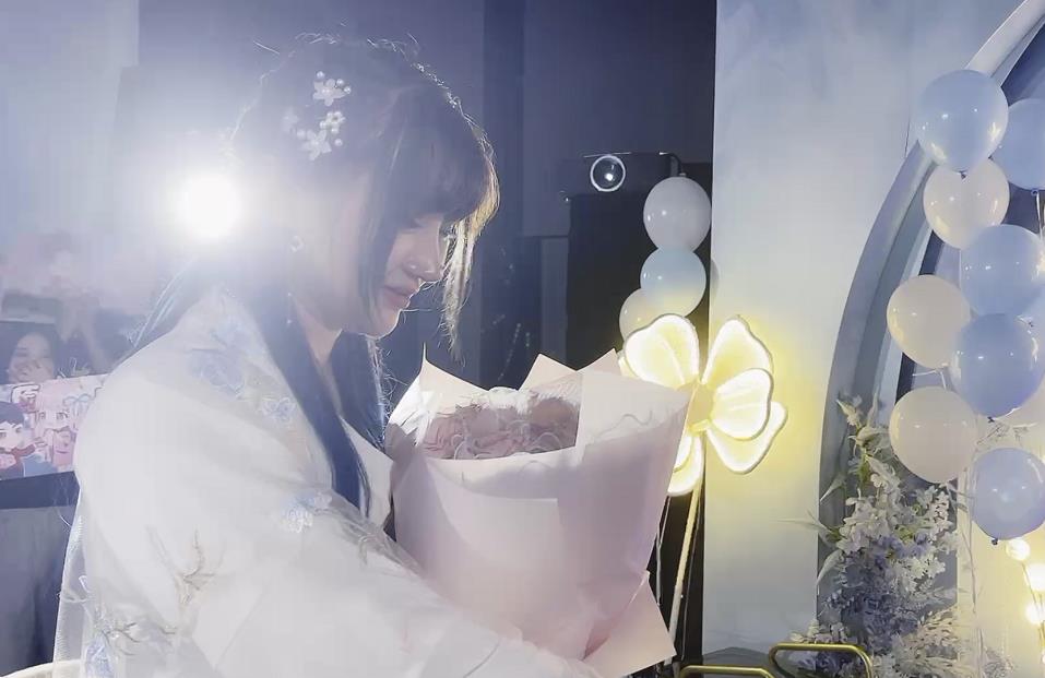 ​梦泪求婚成功！5年爱情长跑终成眷属，女友兮兮激动落泪