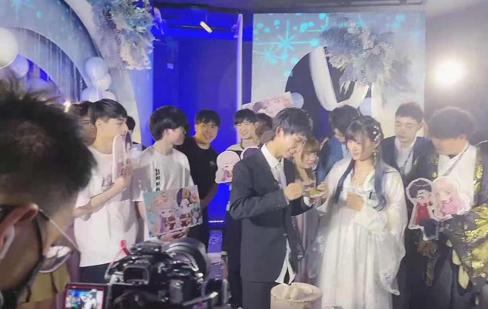​梦泪求婚成功！5年爱情长跑终成眷属，女友兮兮激动落泪