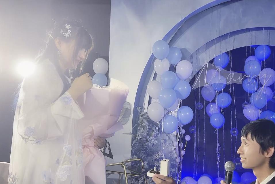 ​梦泪求婚成功！5年爱情长跑终成眷属，女友兮兮激动落泪