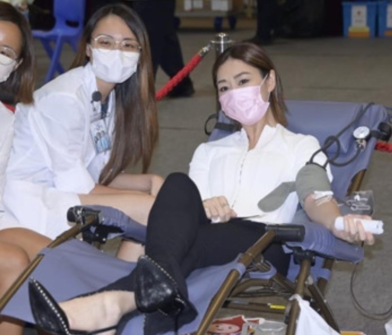 ​马国明与前女友胡定欣捐血献爱心！紧靠合影关系好，分手仍是朋友