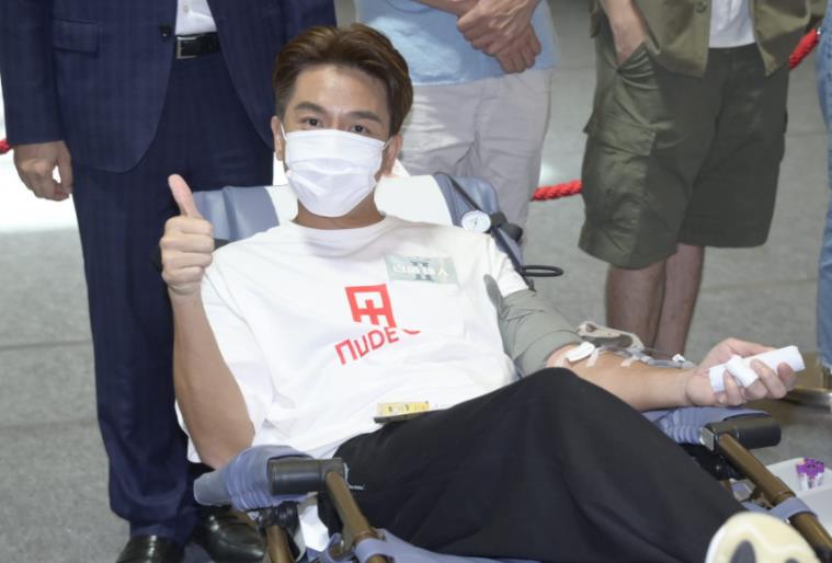 ​马国明与前女友胡定欣捐血献爱心！紧靠合影关系好，分手仍是朋友