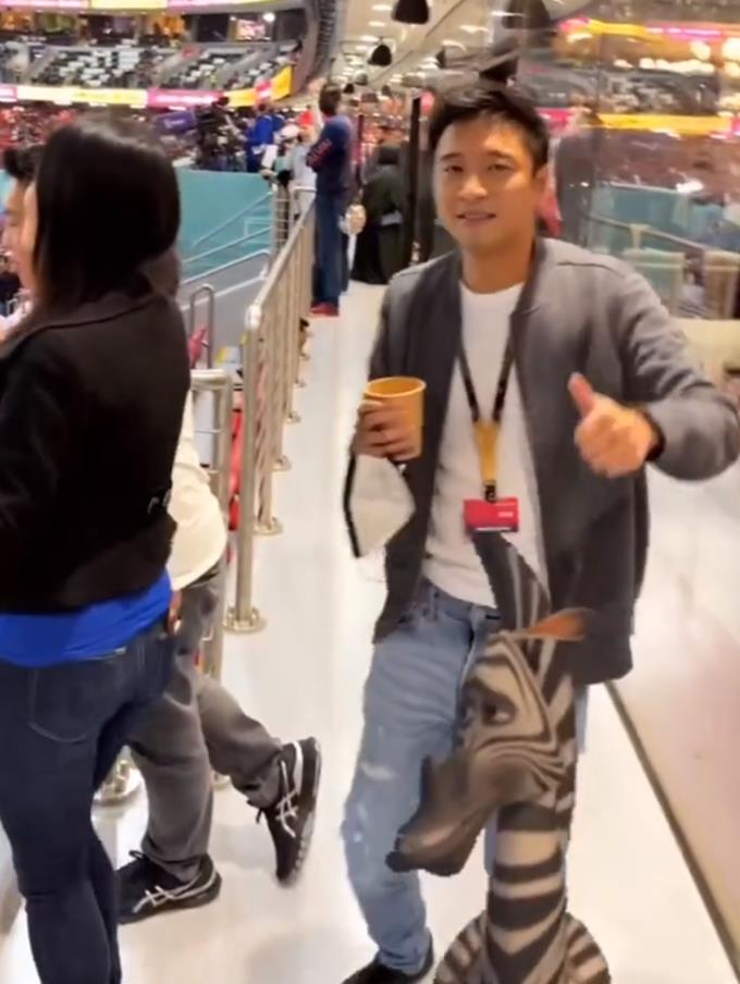 ​霍启刚弟弟看球赛，兴奋跳舞紧搂女友人，曾恋上章子怡39岁仍未婚