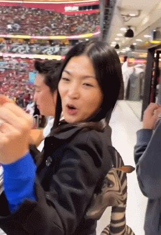 ​霍启刚弟弟看球赛，兴奋跳舞紧搂女友人，曾恋上章子怡39岁仍未婚
