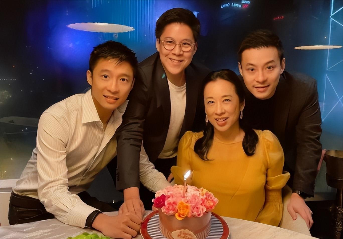 ​霍启刚弟弟看球赛，兴奋跳舞紧搂女友人，曾恋上章子怡39岁仍未婚