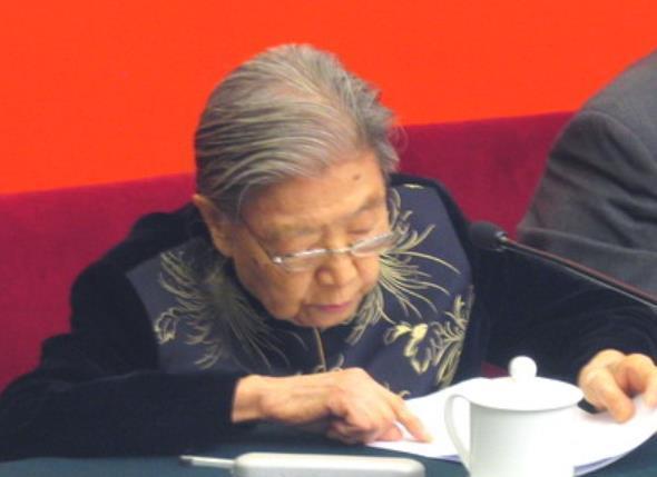 ​此人19岁结婚，丈夫官至正国级，儿子是副国级，孙女更是一代名媛