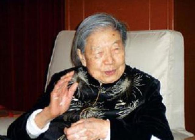 ​此人19岁结婚，丈夫官至正国级，儿子是副国级，孙女更是一代名媛
