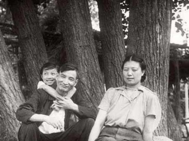 ​此人19岁结婚，丈夫官至正国级，儿子是副国级，孙女更是一代名媛