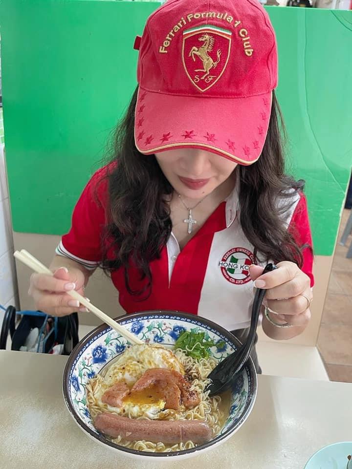 ​陈少霞结婚6周年！与大20岁富豪老公出门庆祝，遍地豪车太壮观