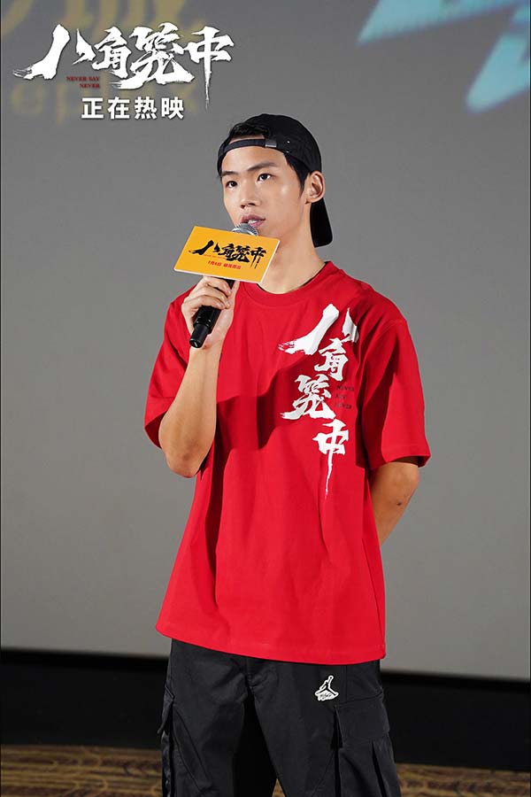 7月13日，电影《八角笼中》全国路演在淄博圆满收官，导演、领衔主演王宝强，领衔主演陈永胜，主演张祎曈来到现场和观众热情互动。映后交流环节，观众们毫不吝啬的称赞让主创们感动不已，不少观众分享了自己的观影