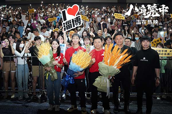 7月13日，电影《八角笼中》全国路演在淄博圆满收官，导演、领衔主演王宝强，领衔主演陈永胜，主演张祎曈来到现场和观众热情互动。映后交流环节，观众们毫不吝啬的称赞让主创们感动不已，不少观众分享了自己的观影