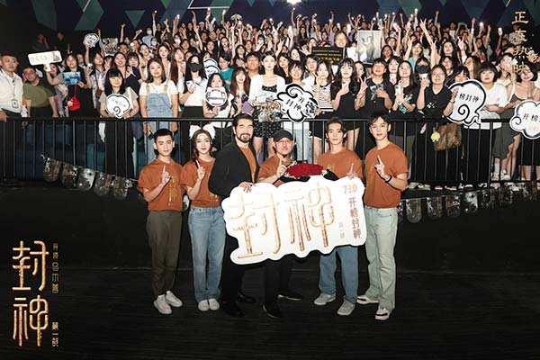国民神话史诗电影《封神第一部》正在好评热映中，导演乌尔善，主演费翔、于适、娜然、武亚凡、单敬尧来到全国巡回礼石家庄站，分享创作初衷、主题价值观等幕后故事，并重现冀州城之战名场面，现场气氛颇为热烈。从石