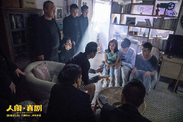 由孙周执导，艾伦、王智、鲁诺领衔主演，任达华、金士杰、潘斌龙主演的电影《人间·喜剧》将于3月29日全国上映，今日曝光最新“小夫妻日常”特辑及部分剧照，濮通（艾伦 饰）、米粒（王智 饰）的逗趣日常，怂夫