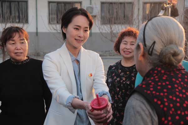 日前，电影《乡村里的都市》在山东省烟台龙口举行开机仪式，这是山东电影制片厂有限公司继《回西藏》等重要题材影片后，又一部献礼中国共产党成立100周年的院线电影。影片由龙口市作家协会主席高润光担任编剧，著
