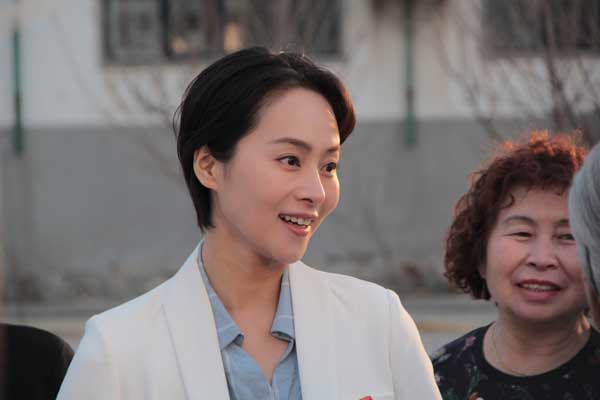日前，电影《乡村里的都市》在山东省烟台龙口举行开机仪式，这是山东电影制片厂有限公司继《回西藏》等重要题材影片后，又一部献礼中国共产党成立100周年的院线电影。影片由龙口市作家协会主席高润光担任编剧，著
