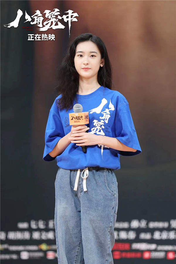 8月27日，现实题材电影《八角笼中》走进北京大学，导演、领衔主演王宝强，领衔主演陈永胜、史彭元，主演张祎曈共同亮相映后分享会，与现场师生交流影片细节、分享幕后故事，真挚的发言赢得阵阵掌声。映后互动环节