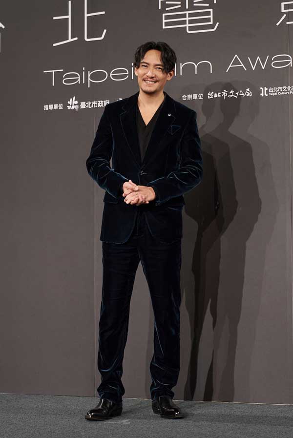 张震出席第届台北电影奖 墨绿西服彰显成熟型男风范