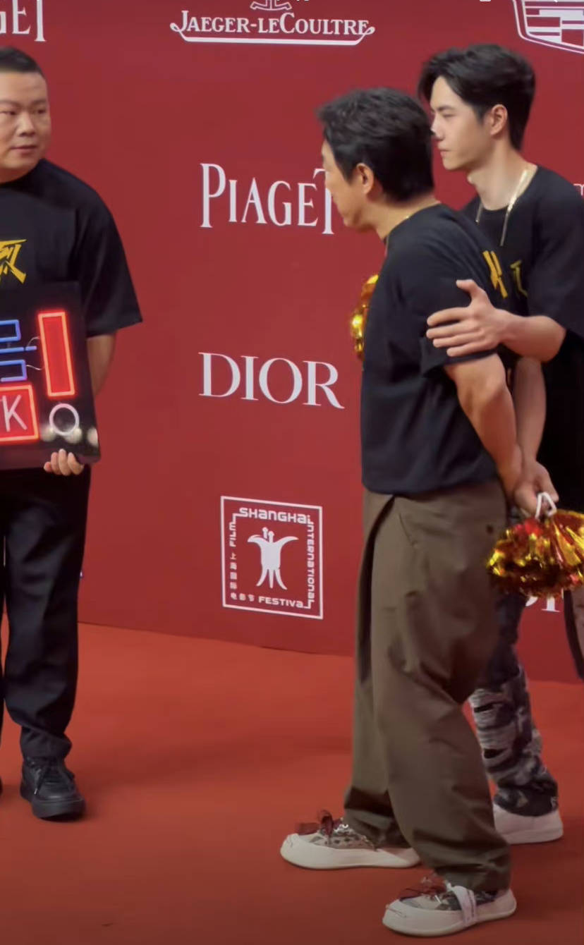 王一博想让黄渤去红毯C位 手忙脚乱完全推不动