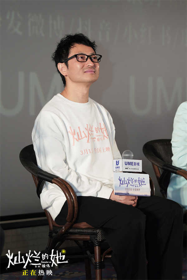 由惠英红、刘浩存首度搭档领衔主演的电影《灿烂的她》正在热映中。今日，电影释出“不「欺」而遇”正片片段，关于孙女身份的真相随着一段往事的揭开而浮出水面，一对年幼相识的少女，一场突如其来的车祸，一个卑鄙贪
