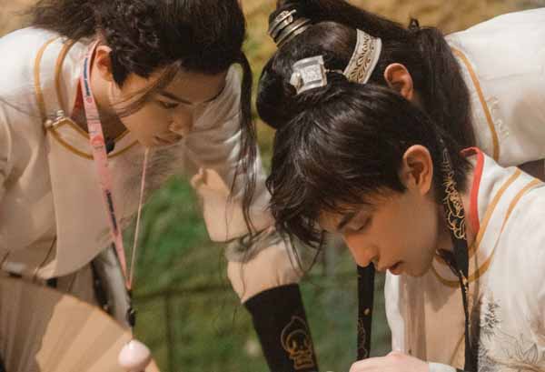 《密室大逃脱3》杨幂抓鸡天赋初显露 邓伦大跳石家庄广场舞