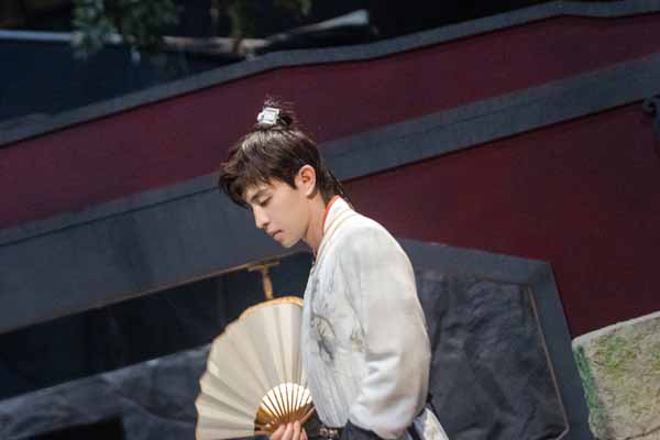 《密室大逃脱3》杨幂抓鸡天赋初显露 邓伦大跳石家庄广场舞