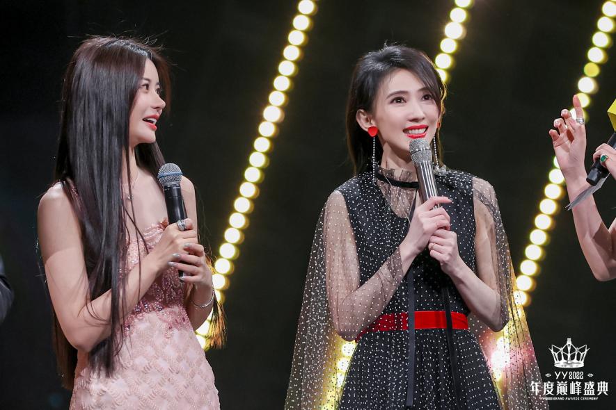 戴佩妮一天内2次登热搜 与YY主播兰梦莎打造名场面