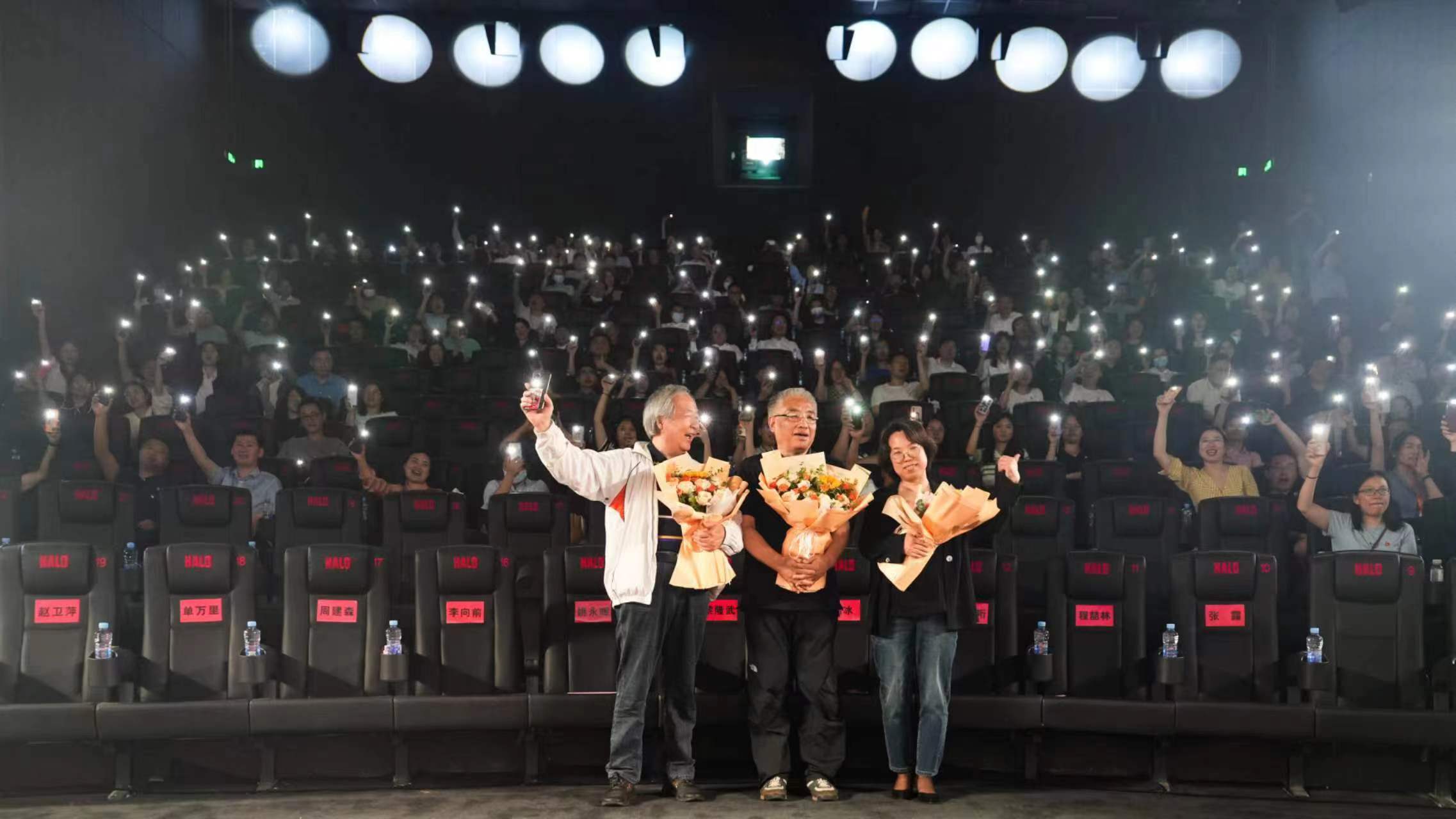 纪录电影《穿越烽火》江西首映礼暨推广曲发布会在南昌举行