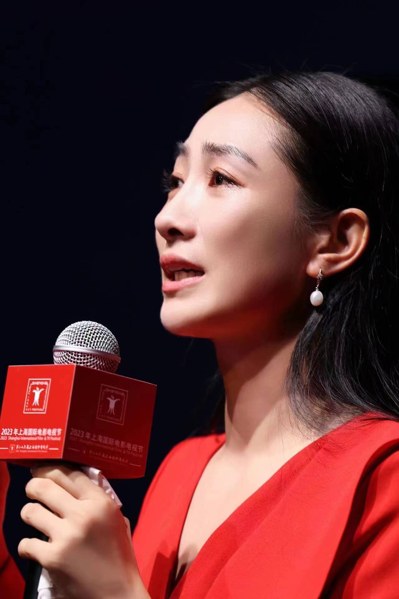 《夹缝之间》首映 监制主演陶昕然泪洒现场