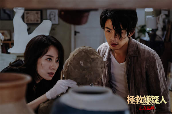 犯罪悬疑电影《拯救嫌疑人》正在热映，影片正式发布“命悬一线”正片片段，陈智琪与金志雄在探寻真相的紧要关头突遭检察长算计，被绑在即将爆炸的车内，他们能否逃出生天？最后的答案令观众屏息凝神充满期待。影片由