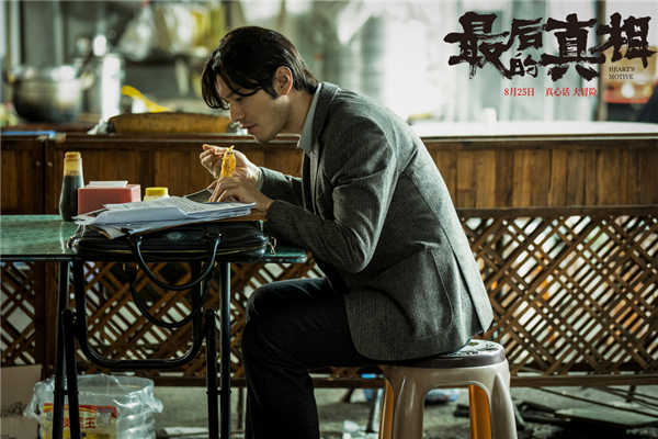 日前，由黄晓明监制、李太阁执导，黄晓明、闫妮、涂们、阚清子领衔主演，张嘉鑫、王影璐主演的电影《最后的真相》发布“高燃角力”关系海报。黄晓明饰演的“疯男”律师丁义峰与闫妮饰演的“恶女”金喜妹提讯室疯批对