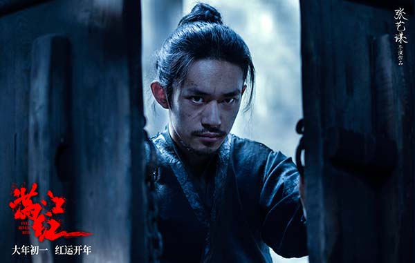 张艺谋导演新作《满江红》宣布定档大年初一后，期待值可以说直接拉满。尤其是片中沈腾与易烊千玺的首度银幕合作，更是让人好奇。今日，《满江红》再度发布重磅物料，沈腾、易烊千玺饰演的张大与孙均两支角色预告双发