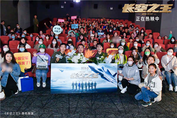 热血励志大片《长空之王》上映第七天单日票房2095万，总票房5.63亿。影片淘票票评分9.7分，猫眼评分9.6分，收获了众多观众和影迷们的喜爱与支持，越来越多人称自己为影片的“铁杆僚机”。“超出预期”
