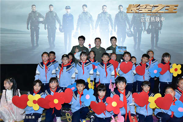 热血励志大片《长空之王》上映第七天单日票房2095万，总票房5.63亿。影片淘票票评分9.7分，猫眼评分9.6分，收获了众多观众和影迷们的喜爱与支持，越来越多人称自己为影片的“铁杆僚机”。“超出预期”