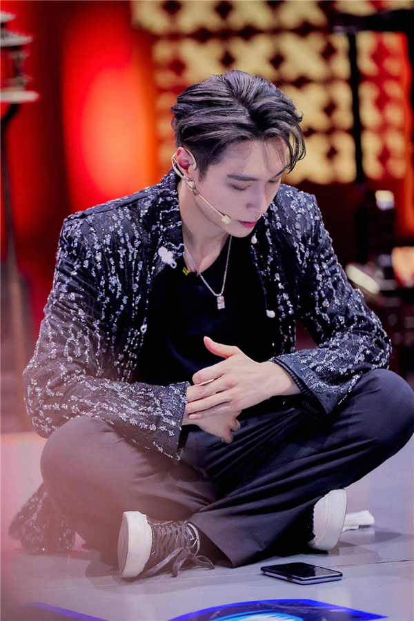 张艺兴《这就是街舞4》开播 大秀《天狗食日》惊艳全场