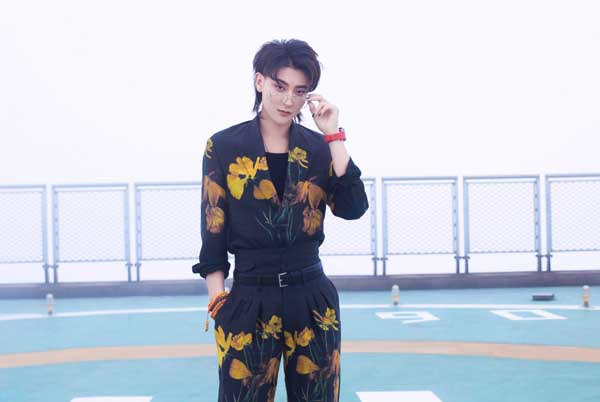 黄子韬助阵《乘风破浪的姐姐2》总决赛 三首歌曲连唱大展高燃舞台魅力