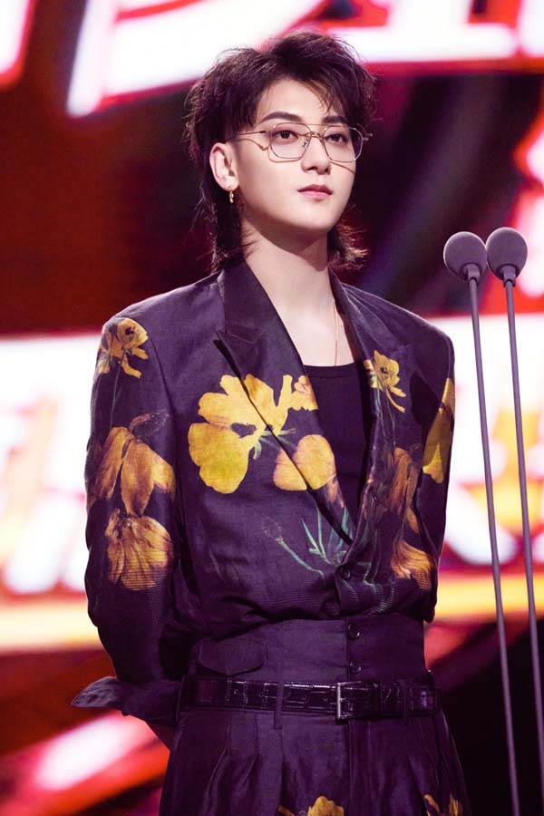黄子韬助阵《乘风破浪的姐姐2》总决赛 三首歌曲连唱大展高燃舞台魅力