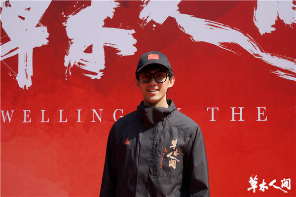 由初晓影业承制，导演顾晓刚执导，陈建斌担任艺术指导，陈彩云担任总制片人的电影《草木人间》今日于杭州举行开机仪式，两位主演吴磊、蒋勤勤亮相开机仪式现场。导演顾晓刚曾凭借其首部剧情长片、取景于富春江