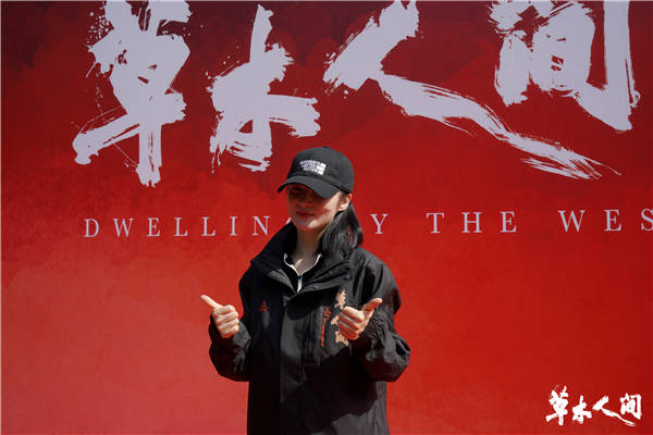 由初晓影业承制，导演顾晓刚执导，陈建斌担任艺术指导，陈彩云担任总制片人的电影《草木人间》今日于杭州举行开机仪式，两位主演吴磊、蒋勤勤亮相开机仪式现场。导演顾晓刚曾凭借其首部剧情长片、取景于富春江