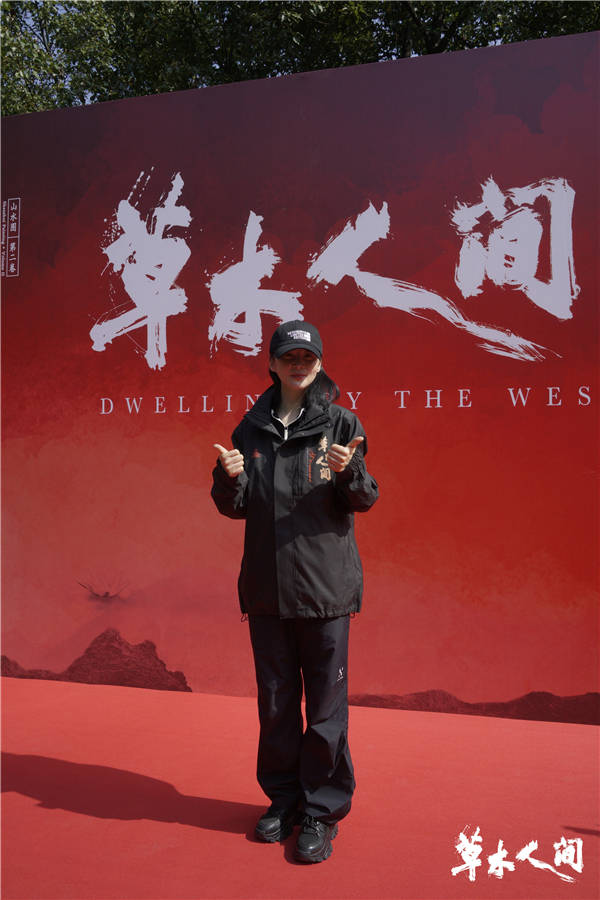 由初晓影业承制，导演顾晓刚执导，陈建斌担任艺术指导，陈彩云担任总制片人的电影《草木人间》今日于杭州举行开机仪式，两位主演吴磊、蒋勤勤亮相开机仪式现场。导演顾晓刚曾凭借其首部剧情长片、取景于富春江