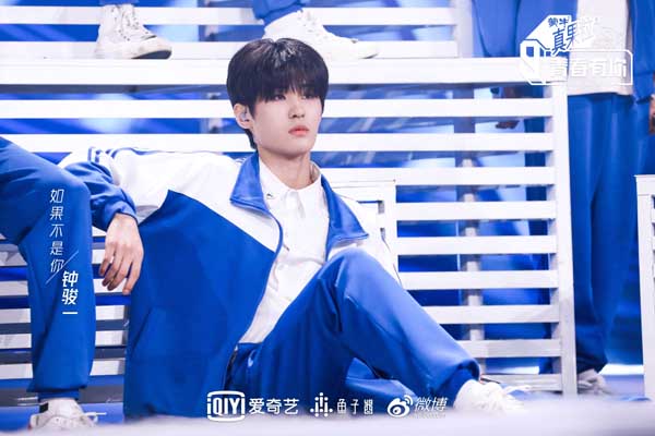 龙韬娱乐钟骏一《青春有你3》校服舞台 清新少年音声线迷人