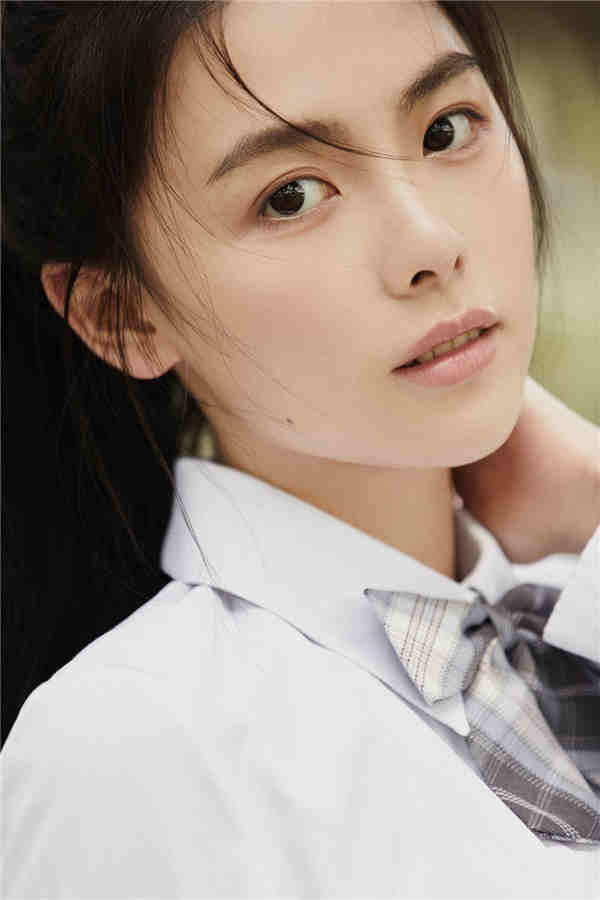 新人演员钟雅婷初秋清新写真曝光 气质纯净笑容治愈令人心动