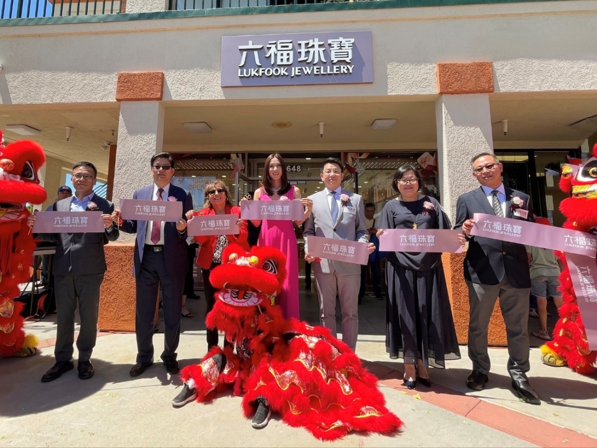 著名演员及歌手钟嘉欣女士专诚前往六福珠宝美国新店主持开幕仪式