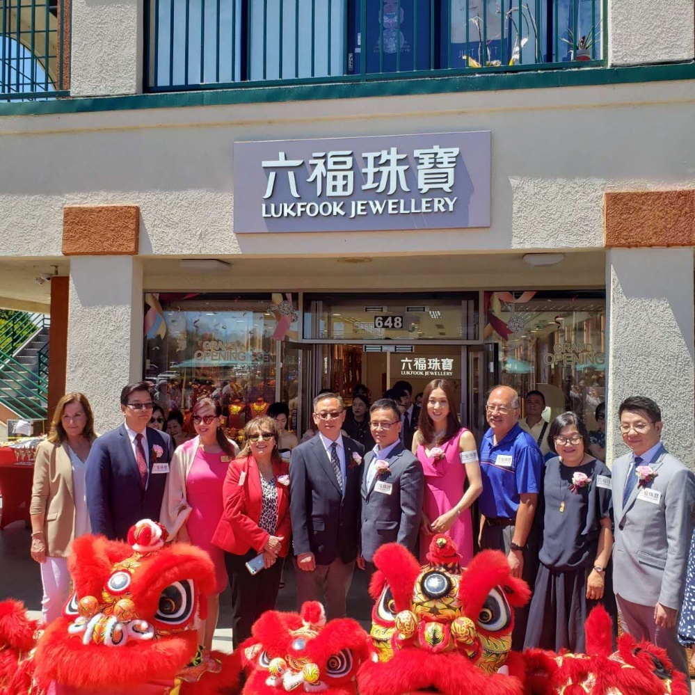 著名演员及歌手钟嘉欣女士专诚前往六福珠宝美国新店主持开幕仪式