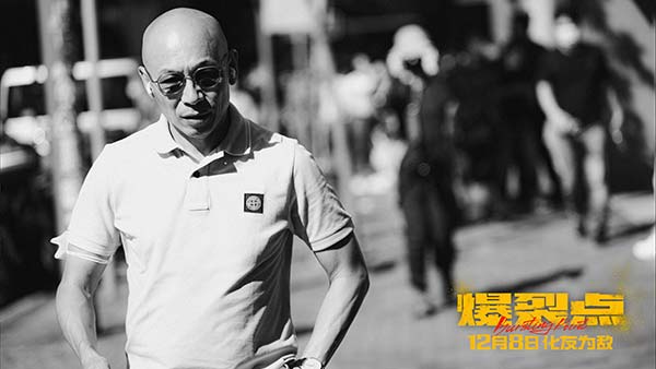由林超贤担任监制、故事及总导演，唐唯瀚导演的动作巨制《爆裂点》今日发布林超贤张家辉“虐爱上头”特辑，特辑中林超贤张家辉互为后盾，有你在我安心，有你在我不孤独，作为合作数十载的搭档，默契与友情在电影《爆