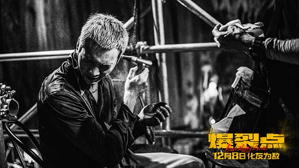 由林超贤担任监制、故事及总导演，唐唯瀚导演的动作巨制《爆裂点》今日发布林超贤张家辉“虐爱上头”特辑，特辑中林超贤张家辉互为后盾，有你在我安心，有你在我不孤独，作为合作数十载的搭档，默契与友情在电影《爆
