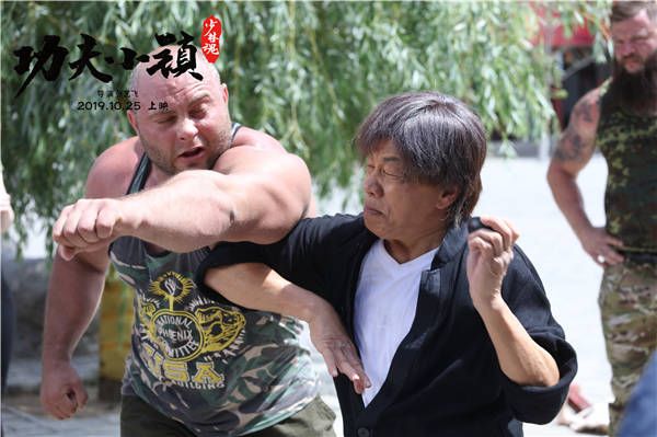 由陕西龙武功夫影视传媒有限公司出品，龙武、高映雪主演，梁小龙特别出演，张艺飞导演的动作剧情喜剧电影《功夫小镇》于今日释出了先导预告，拳拳到肉的中国功夫让人血脉偾张，坚毅果敢的武术精神也让人感动不已。影