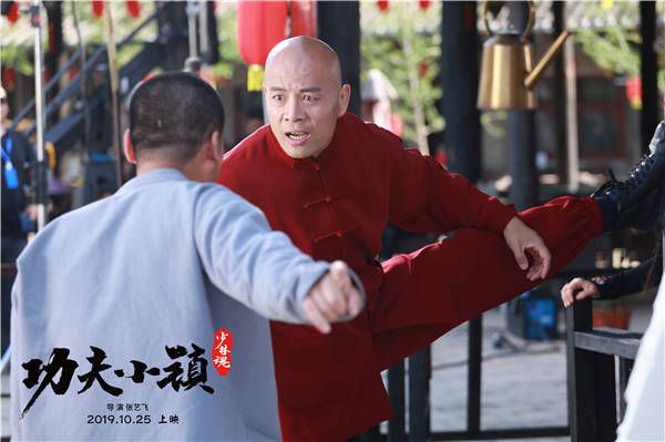 由陕西龙武功夫影视传媒有限公司出品，龙武、高映雪主演，梁小龙特别出演，张艺飞导演的动作剧情喜剧电影《功夫小镇》于今日释出了先导预告，拳拳到肉的中国功夫让人血脉偾张，坚毅果敢的武术精神也让人感动不已。影