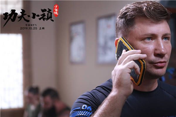 由陕西龙武功夫影视传媒有限公司出品，龙武、高映雪主演，梁小龙特别出演，张艺飞导演的动作剧情喜剧电影《功夫小镇》于今日释出了先导预告，拳拳到肉的中国功夫让人血脉偾张，坚毅果敢的武术精神也让人感动不已。影