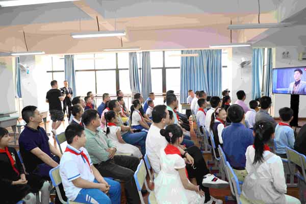 《考不好 没关系？》走进滨海九小 “爸爸老师听我说”进一步引发代际
