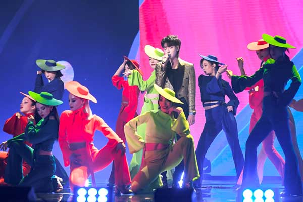 黄子韬微博之夜荣获年度热度人物 新歌首秀撩翻全场